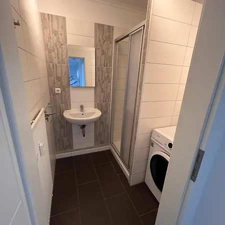Apartment 3 Bedroom Apartment, Parking, 6 Singlebeds, Balcony, 5min To Autobahn A7 *