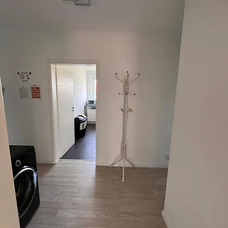 3 Bedroom Apartment, Parking, 6 Singlebeds, Balcony, 5min To Autobahn A7 Kaltenkirchen