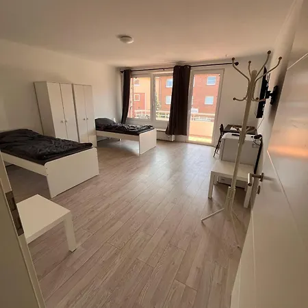 3 Bedroom Apartment, Parking, 6 Singlebeds, Balcony, 5min To Autobahn A7 Apartment Kaltenkirchen