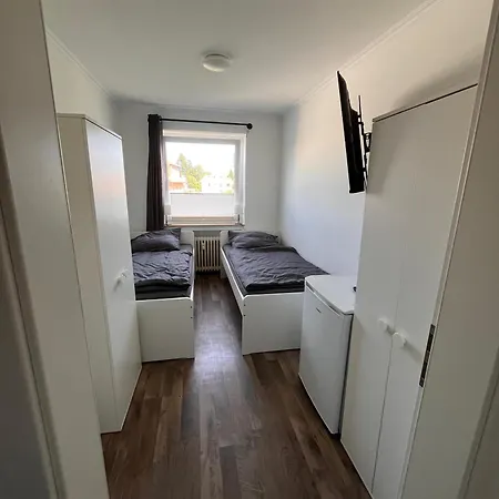 3 Bedroom Apartment, Parking, 6 Singlebeds, Balcony, 5min To Autobahn A7 * Kaltenkirchen