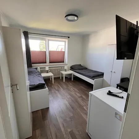 3 Bedroom Apartment, Parking, 6 Singlebeds, Balcony, 5min To Autobahn A7 Kaltenkirchen